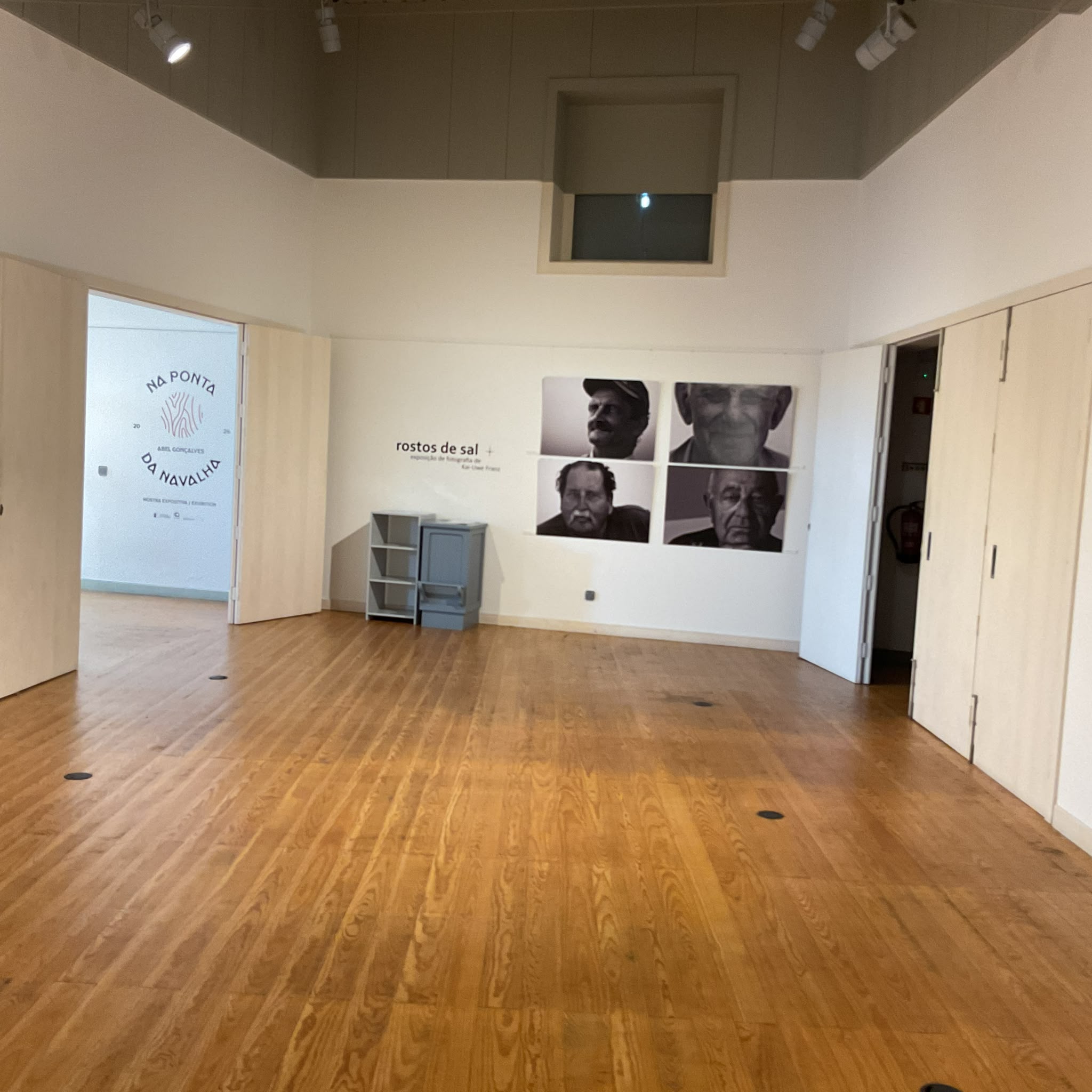 Retratos a preto e branco de baleeiros açorianos expostos numa parede de museu